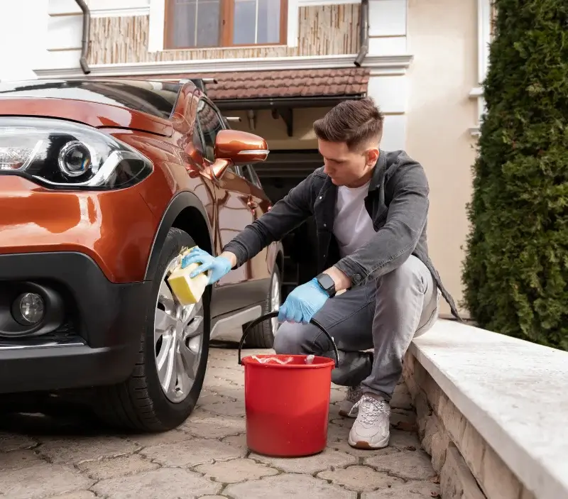 Lavage auto à domicile Huelgoat : professionnel intervenant sur un véhicule